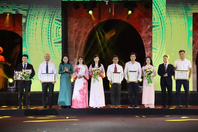 Trao bằng khen và kỷ niệm chương cho các tác phẩm đoạt giải A. Ảnh: Nguyễn Linh