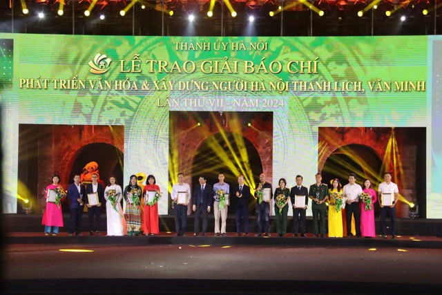 Trao bằng khen và kỷ niệm chương cho các tác phẩm đoạt giải C. Ảnh: Nguyễn Linh