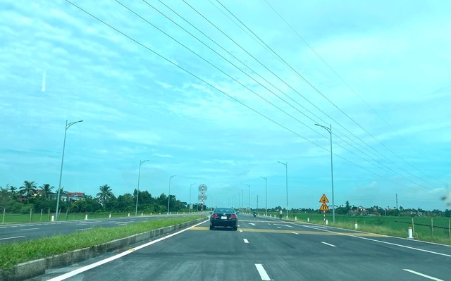 Dự án đường trục Đông - Tây huyện Kim Thành giai đoạn 1 là một trong những công trình, dự án sử dụng nguồn vốn đầu tư công đã hoàn thành thông tuyến từ tháng 7/2024. Ảnh: Báo Hải Dương Dự án đường trục Đông - Tây huyện Kim Thành giai đoạn 1 là một trong những công trình, dự án sử dụng nguồn vốn đầu tư công đã hoàn thành thông tuyến từ tháng 7/2024. Ảnh: Báo Hải Dương