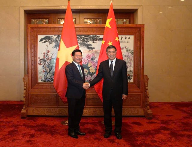 Bộ trưởng Bộ Công thương Nguyễn Hồng Diên tại buổi hội kiến Phó thủ tướng Quốc vụ viện Trung Quốc, Hà Lập Phong. Bộ trưởng Bộ Công thương Nguyễn Hồng Diên tại buổi hội kiến Phó thủ tướng Quốc vụ viện Trung Quốc, Hà Lập Phong.