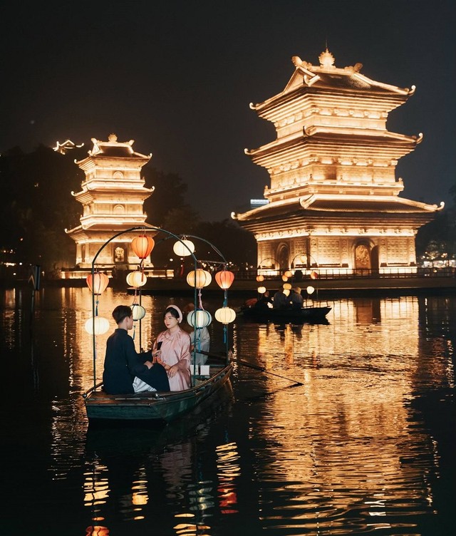 Phố cổ Hoa Lư lung linh huyền ảo với hàng trăm chiếc lồng đèn được thắp sáng là địa điểm hút khách du lịch về đêm tại Ninh Bình Phố cổ Hoa Lư lung linh huyền ảo với hàng trăm chiếc lồng đèn được thắp sáng là địa điểm hút khách du lịch về đêm tại Ninh Bình