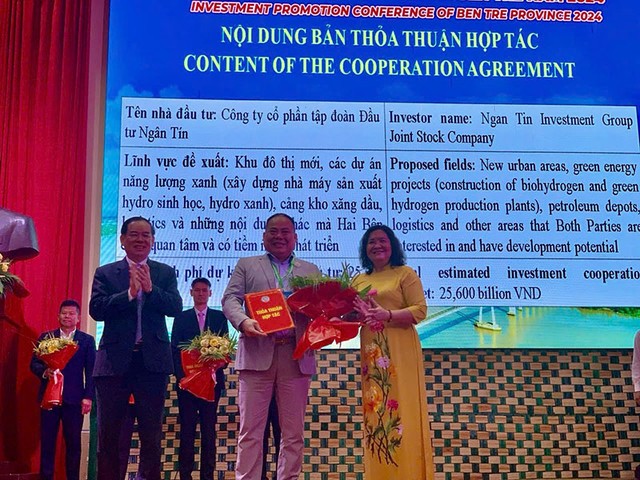 Quyền Bí thư Tỉnh ủy Bến Tre Hồ Thị Hoàng Yến (phải) và Chủ tịch UBND tỉnh trao biên bản thỏa thuận hợp tác cho ông Trương Đình Hải, Chủ tịch HĐQT Công ty cổ phần Tập đoàn Đầu tư Ngân Tín. Quyền Bí thư Tỉnh ủy Bến Tre Hồ Thị Hoàng Yến (phải) và Chủ tịch UBND tỉnh trao biên bản thỏa thuận hợp tác cho ông Trương Đình Hải, Chủ tịch HĐQT Công ty cổ phần Tập đoàn Đầu tư Ngân Tín.