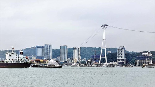 Bên bờ biển vịnh Hạ Long rất hiện đại và đẹp. Ảnh: Thanh Tân Bên bờ biển vịnh Hạ Long rất hiện đại và đẹp. Ảnh: Thanh Tân