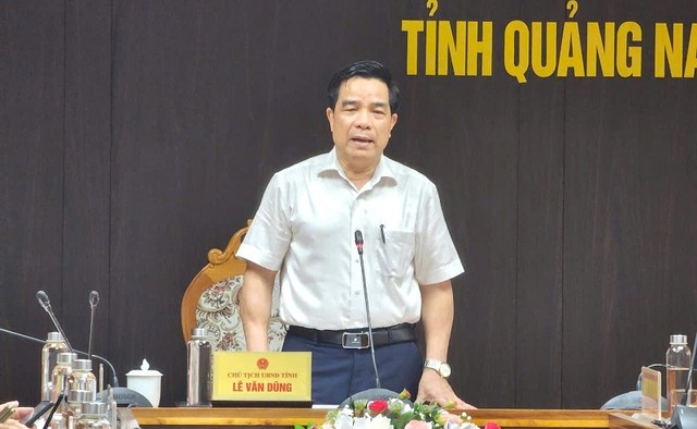 Ông Lê Văn Dũng, Chủ tịch UBND tỉnh Quảng Nam chỉ đạo tại cuộc họp.