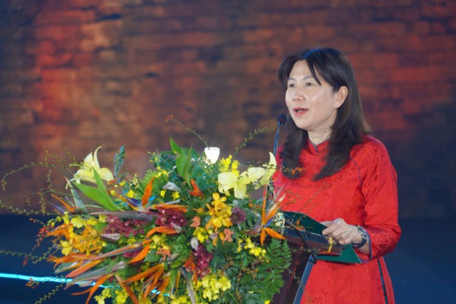 Bà Đặng Hương Giang, Giám đốc Sở Du lịch Hà Nội phát biểu tại Lễ bế mạc Lễ hội Áo dài Du lịch Hà Nội 2024. Bà Đặng Hương Giang, Giám đốc Sở Du lịch Hà Nội phát biểu tại Lễ bế mạc Lễ hội Áo dài Du lịch Hà Nội 2024.