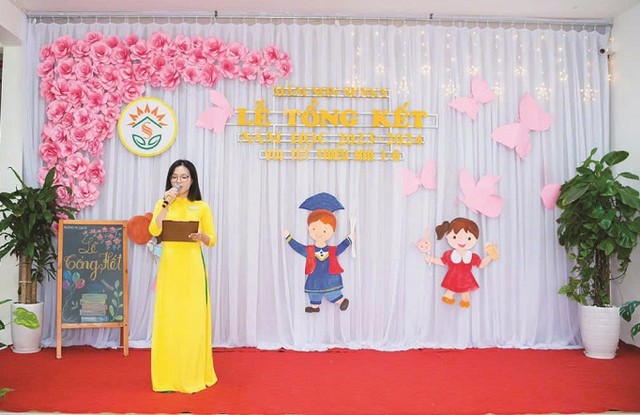 Cô giáo Thoàn làm MC trong một sự kiện của trường. Cô giáo Thoàn làm MC trong một sự kiện của trường.