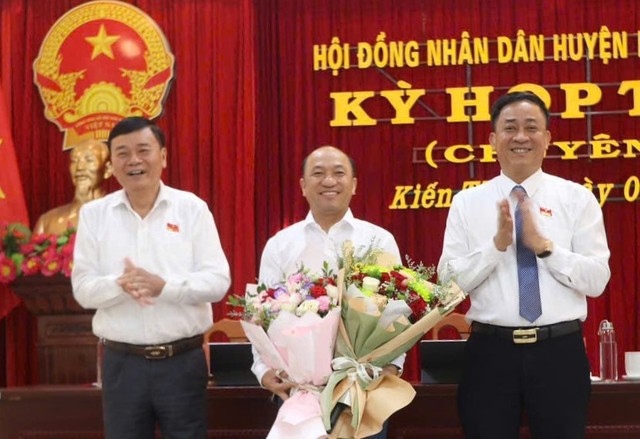 Ông Ngô Duy Khâm được bầu giữ chức Phó chủ tịch UBND huyện Kiến Thụy.