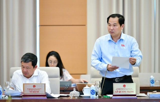 Chủ nhiệm Uỷ ban Tài chính - Ngân sách Lê Quang Mạnh trình bày báo cáo thẩm tra. Chủ nhiệm Uỷ ban Tài chính - Ngân sách Lê Quang Mạnh trình bày báo cáo thẩm tra.