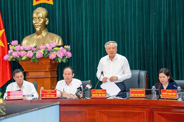 Phó thủ tướng Nguyễn Hòa Bình mong muốn Hải Phòng cần đặt và phấn đấu đạt mục tiêu tăng trưởng vượt trội hơn, qua đó góp phần tích cực vào thực hiện mục tiêu tăng trưởng chung của cả nước. Phó thủ tướng Nguyễn Hòa Bình mong muốn Hải Phòng cần đặt và phấn đấu đạt mục tiêu tăng trưởng vượt trội hơn, qua đó góp phần tích cực vào thực hiện mục tiêu tăng trưởng chung của cả nước.