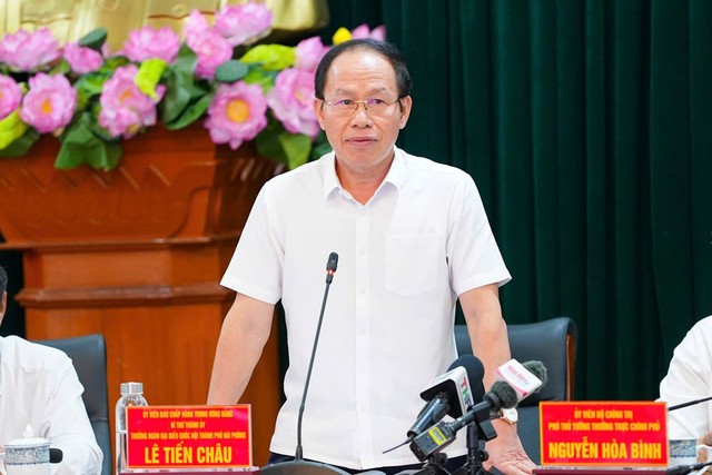 Ông Lê Tiến Châu, Bí thư Thành ủy Hải Phòng phát biểu kết luận buổi làm việc. Ông Lê Tiến Châu, Bí thư Thành ủy Hải Phòng phát biểu kết luận buổi làm việc.