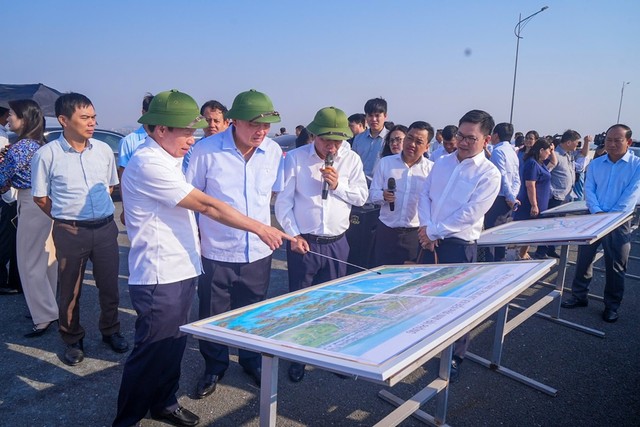 Phó thủ tướng Nguyễn Hòa Bình đi thị sát, kiểm tra khu vực dự án xây dựng đường cao tốc ven biển, khu vực dự kiến xây dựng Khu kinh tế ven biển phía Nam Hải Phòng và cảng Nam Đồ Sơn. Phó thủ tướng Nguyễn Hòa Bình đi thị sát, kiểm tra khu vực dự án xây dựng đường cao tốc ven biển, khu vực dự kiến xây dựng Khu kinh tế ven biển phía Nam Hải Phòng và cảng Nam Đồ Sơn.