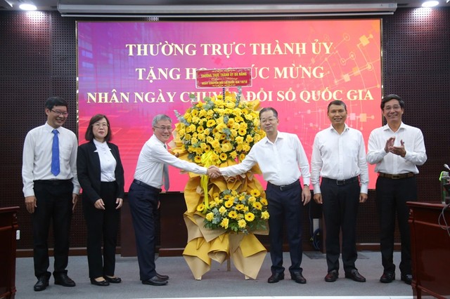 Thường trực Thành uỷ Đà Nẵng chúc mừng Sở Thông tin và Truyền thông Đà Nẵng nhân Ngày Chuyển đổi số quốc gia. Thường trực Thành uỷ Đà Nẵng chúc mừng Sở Thông tin và Truyền thông Đà Nẵng nhân Ngày Chuyển đổi số quốc gia.