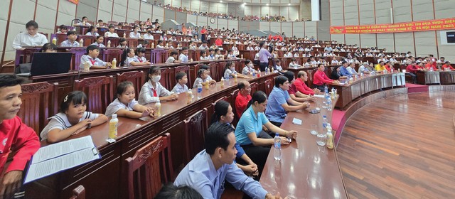 Các thầy cô giáo, phụ huynh của 200 em học sinh xúc động khi tham gia buổi lễ trao học bổng Các thầy cô giáo, phụ huynh của 200 em học sinh xúc động khi tham gia buổi lễ trao học bổng