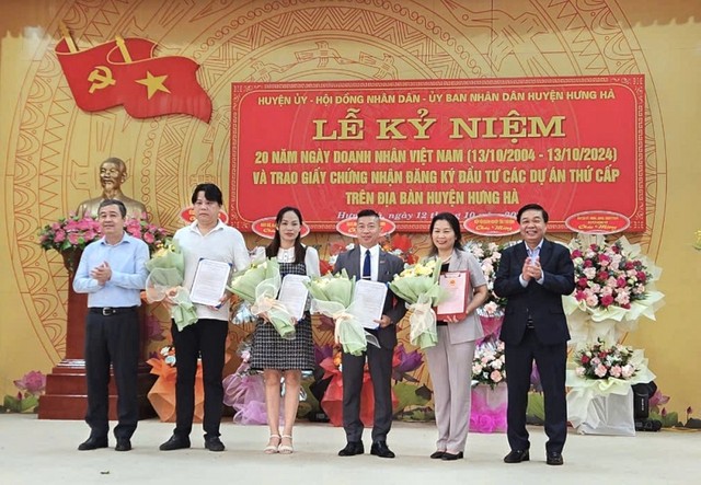 Bí thư Tỉnh ủy Thái Bình Ngô Đông Hải và Phó chủ tịch thường trực UBND tỉnh Nguyễn Quang Hưng trao Quyết đinh chứng nhân đầu tư cho các nhà đầu tư thứ cấp.