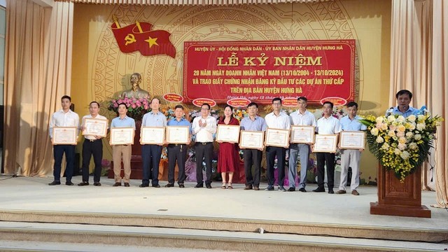 Lãnh đạo huyện Hưng Hà trao Giấy khen cho các doanh nghiệp tiêu biểu trên địa bàn huyện.