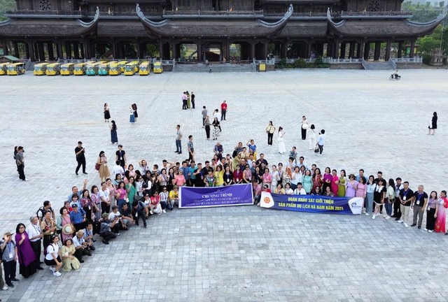 Đoàn đại biểu khảo sát các sản phẩm, dịch vụ tại Khu du lịch Tam Chúc.