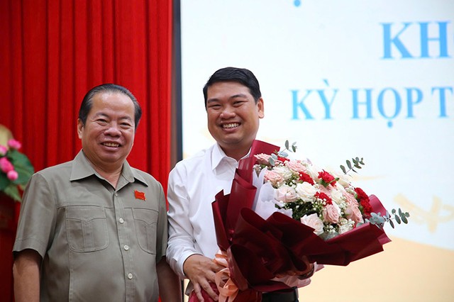 Phó bí thư Thường trực Tỉnh ủy, Chủ tịch HĐND tỉnh Kiên Giang Mai Văn Huỳnh tặng hoa chúc mừng ông Lê Trung Hồ. Ảnh: N.Huy