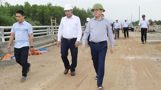 Lãnh đạo tỉnh Bình Định kiểm tra tuyến đường nối từ Quốc lộ 19 đến Khu Công nghiệp Becamex VSIP Bình Định kết nối với Cảng Quy Nhơn vào đầu tháng 10/2024. Ảnh: Trang Lê. Lãnh đạo tỉnh Bình Định kiểm tra tuyến đường nối từ Quốc lộ 19 đến Khu Công nghiệp Becamex VSIP Bình Định kết nối với Cảng Quy Nhơn vào đầu tháng 10/2024. Ảnh: Trang Lê.
