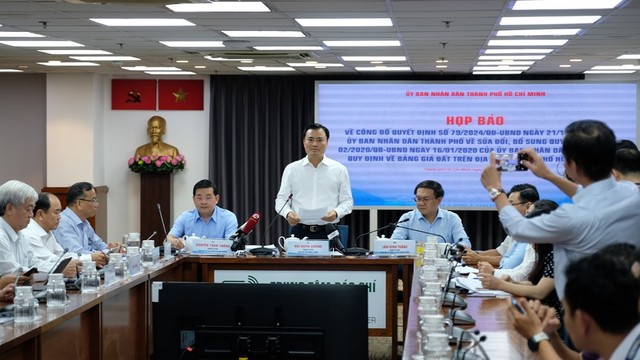 Ông Bùi Xuân Cường, Phó chủ tịch UBND TP.HCM nói từ nay đến hết ngày 31/12/2025 là quá trình để Thành phố xây dựng bảng giá đất lần đầu theo Luật đất đai 2024 với tinh thần là hết sức sòng phẳng theo giá thị trường. Ảnh: Trọng Tín. Ông Bùi Xuân Cường, Phó chủ tịch UBND TP.HCM nói từ nay đến hết ngày 31/12/2025 là quá trình để Thành phố xây dựng bảng giá đất lần đầu theo Luật đất đai 2024 với tinh thần là hết sức sòng phẳng theo giá thị trường. Ảnh: Trọng Tín.