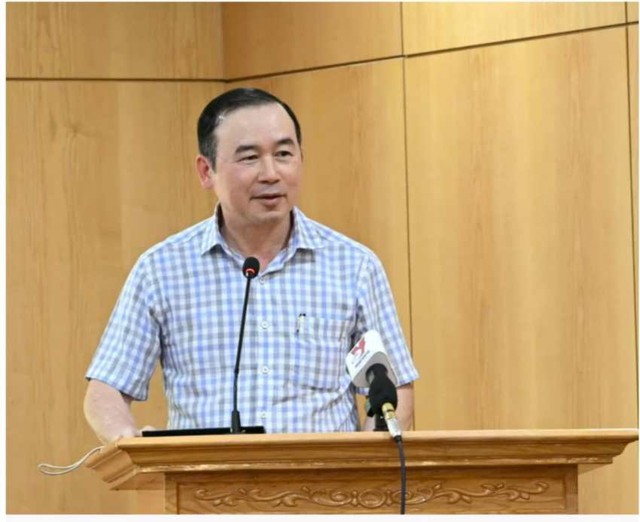 Ông Phan Văn Chinh, Vụ trưởng Vụ Thị trường trong nước làm rõ thêm về nội dung dự thảo Nghị định kinh doanh xăng dầu. Ông Phan Văn Chinh, Vụ trưởng Vụ Thị trường trong nước làm rõ thêm về nội dung dự thảo Nghị định kinh doanh xăng dầu.