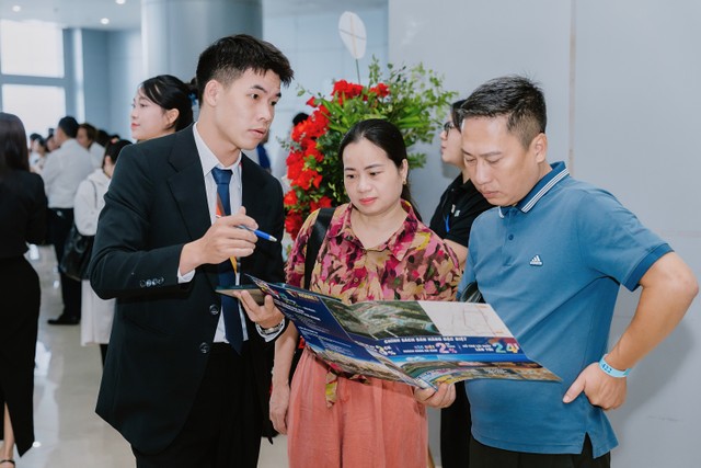 Khách hàng nghe tư vấn giới thiệu dự án Khách hàng nghe tư vấn giới thiệu dự án