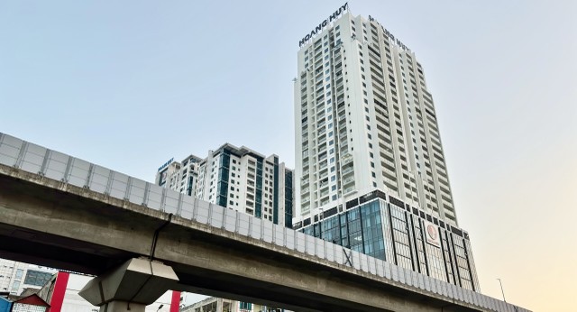 Chung cư Gold Tower có vị trí đắc địa khi nằm ngay trên mặt đường Nguyễn Trãi và chỉ cách ga Vành đai 3 khoảng 5 phút đi bộ. Ảnh: Thanh Vũ Chung cư Gold Tower có vị trí đắc địa khi nằm ngay trên mặt đường Nguyễn Trãi và chỉ cách ga Vành đai 3 khoảng 5 phút đi bộ. Ảnh: Thanh Vũ