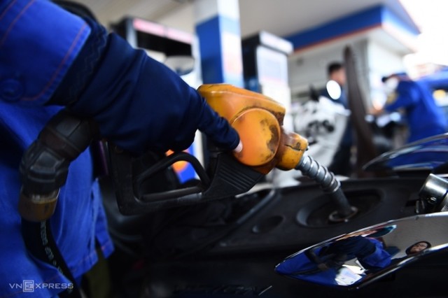 Bộ Tài chính đề xuất tiếp tục giảm 50% thuế bảo vệ môi trường với xăng, dầu, mỡ nhờn trong năm 2025. Bộ Tài chính đề xuất tiếp tục giảm 50% thuế bảo vệ môi trường với xăng, dầu, mỡ nhờn trong năm 2025.