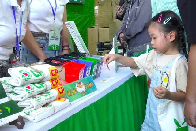 Các bạn nhỏ và khách thm gia hăng say tham gia Minigame “Phân loại rác tại nguồn”