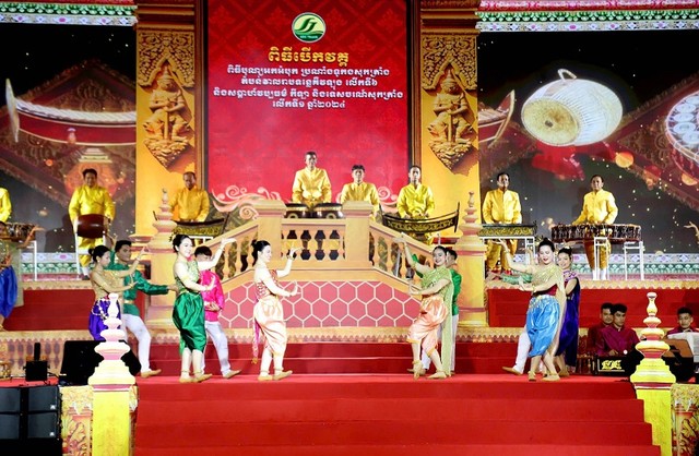 Tiết mục biểu diễn nghệ thuật tại Lễ khai mạc Lễ hội Tiết mục biểu diễn nghệ thuật tại Lễ khai mạc Lễ hội