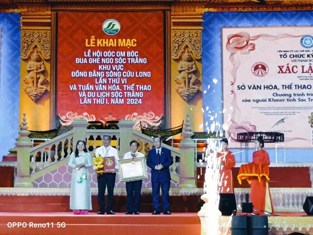 Tiết mục trình diễn Nhạc Ngũ âm của người Khmer tỉnh Sóc Trăng được Tổ chức kỷ lục Việt Nam công nhận có quy mô lớn nhất Việt Nam Tiết mục trình diễn Nhạc Ngũ âm của người Khmer tỉnh Sóc Trăng được Tổ chức kỷ lục Việt Nam công nhận có quy mô lớn nhất Việt Nam