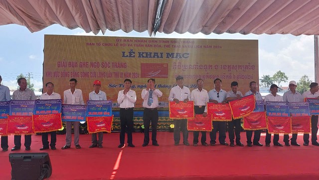 Ban Tổ chức đã trao cờ lưu niệm và hỗ trợ mỗi đội ghe tham gia đua 30 triệu đồng