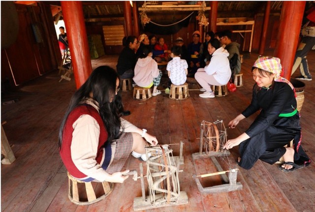 Trải nghiệm thực hiện sắc màu thổ cẩm trên trang phục truyền thống người dân nơi đây Trải nghiệm thực hiện sắc màu thổ cẩm trên trang phục truyền thống người dân nơi đây