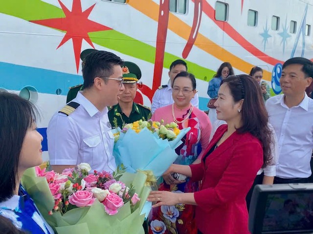 Lãnh đạo tỉnh Quảng Ninh chào mừng các du khách và thuyền viên của tàu Blue Dream Melody đặt chân đến TP Hạ Long. Đây là chuyến tàu biển đầu tiên từ TP.Bắc Hải (Trung Quốc) tới Hạ Long sau một thời gian dài gián đoạn. Lãnh đạo tỉnh Quảng Ninh chào mừng các du khách và thuyền viên của tàu Blue Dream Melody đặt chân đến TP Hạ Long. Đây là chuyến tàu biển đầu tiên từ TP.Bắc Hải (Trung Quốc) tới Hạ Long sau một thời gian dài gián đoạn.