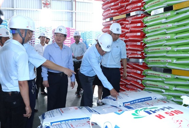 Lãnh đạo tỉnh Bình Định tham quan nhà máy sản xuất thức ăn chăn nuôi trong Khu công nghiệp Hòa Hội (ảnh minh họa). Ảnh: Trang Lê. Lãnh đạo tỉnh Bình Định tham quan nhà máy sản xuất thức ăn chăn nuôi trong Khu công nghiệp Hòa Hội (ảnh minh họa). Ảnh: Trang Lê.