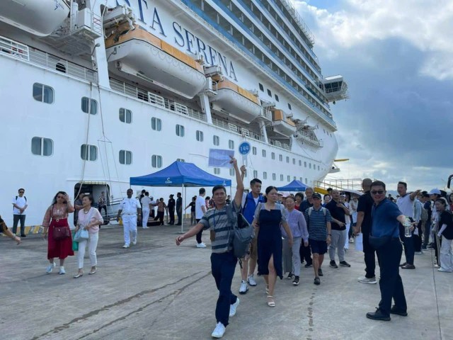 Cảng tàu khách quốc tế Hạ Long đón siêu du thuyền 5 sao Costa Serena đưa khoảng 3.500 khách du lịch từ Hồng Kông, Trung Quốc đến Quảng Ninh vào ngày 30/9. Cảng tàu khách quốc tế Hạ Long đón siêu du thuyền 5 sao Costa Serena đưa khoảng 3.500 khách du lịch từ Hồng Kông, Trung Quốc đến Quảng Ninh vào ngày 30/9.