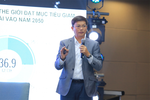 Chuyên gia Nguyễn Thành Nhơn – Giám đốc Quỹ năng lượng quốc tế giới thiệu về xu hướng sản xuất xăng dầu thế giới đến năm 2030. Chuyên gia Nguyễn Thành Nhơn – Giám đốc Quỹ năng lượng quốc tế giới thiệu về xu hướng sản xuất xăng dầu thế giới đến năm 2030.