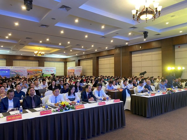 Hơn 100 đại biểu đại diện các đơn vị, doanh nghiệp du lịch Đồng bằng sông Cửu Long và một số tỉnh, thành phía Bắc dự hội nghị. Ảnh: Hoàng Quỳnh. Hơn 100 đại biểu đại diện các đơn vị, doanh nghiệp du lịch Đồng bằng sông Cửu Long và một số tỉnh, thành phía Bắc dự hội nghị. Ảnh: Hoàng Quỳnh.