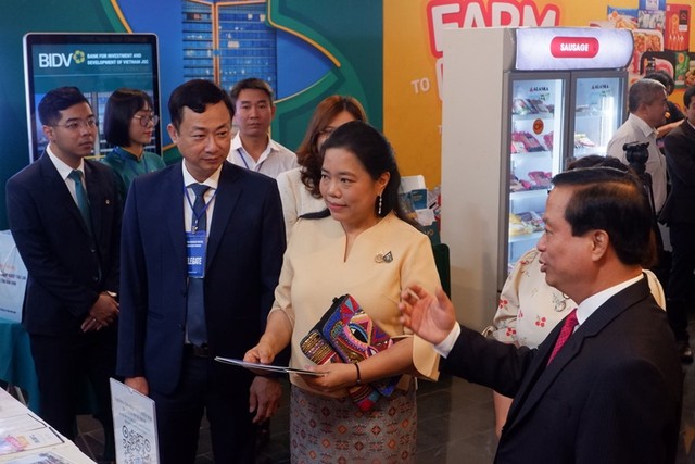 Ông Nguyễn Tuấn Thanh, Phó chủ tịch tỉnh Bình Định trao đổi với bà Wiraka Moodhitaporn, Tổng lãnh sự Hoàng gia Thái Lan tại TP.HCM về kết nối đường hàng không để phát triển du lịch giữa 2 bên. Ông Nguyễn Tuấn Thanh, Phó chủ tịch tỉnh Bình Định trao đổi với bà Wiraka Moodhitaporn, Tổng lãnh sự Hoàng gia Thái Lan tại TP.HCM về kết nối đường hàng không để phát triển du lịch giữa 2 bên.