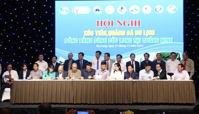 Đại diện Hiệp hội du lịch du lịch, các doanh nghiệp du lịch các tỉnh, thành Đồng bằng sông Cửu Long và đại diện Hiệp hội du lịch, các doanh nghiệp du lịch tỉnh, thành phía Bắc đã ký bản ghi nhớ liên kết, hợp tác kinh doanh du lịch. Ảnh: Hoàng Quỳnh Đại diện Hiệp hội du lịch du lịch, các doanh nghiệp du lịch các tỉnh, thành Đồng bằng sông Cửu Long và đại diện Hiệp hội du lịch, các doanh nghiệp du lịch tỉnh, thành phía Bắc đã ký bản ghi nhớ liên kết, hợp tác kinh doanh du lịch. Ảnh: Hoàng Quỳnh