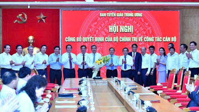 Lãnh đạo Ban Tuyên giáo Trung ương, Tỉnh ủy Thái Bình chúc mừng ông Ngô Đông Hải. Ảnh: Đăng Khoa Lãnh đạo Ban Tuyên giáo Trung ương, Tỉnh ủy Thái Bình chúc mừng ông Ngô Đông Hải. Ảnh: Đăng Khoa