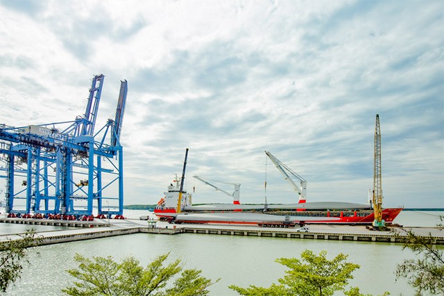 Xếp dỡ hàng điện gió tại Cảng TCCT. Xếp dỡ hàng điện gió tại Cảng TCCT.