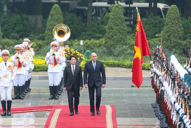 Chủ tịch nước Lương Cường và Tổng thống Rumen Radev duyệt Đội Danh dự Quân đội nhân dân Việt Nam. Chủ tịch nước Lương Cường và Tổng thống Rumen Radev duyệt Đội Danh dự Quân đội nhân dân Việt Nam.