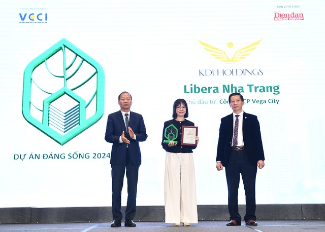 Ông Hoàng Quang Phòng – Phó Chủ tịch Liên đoàn Thương mại và Công nghiệp Việt Nam và KTS Đỗ Viết Chiến – Phó Chủ tịch thường trực kiêm Tổng thư ký Hiệp hội Bất động sản Việt Nam (VNREA) trao chứng nhận và kỷ niệm chương cho bà Nguyễn Hương Hoài - Giám đốc truyền thông và đối ngoại Tập đoàn KDI Holdings - đại diện Dự án Libera Nha Trang. Ông Hoàng Quang Phòng – Phó Chủ tịch Liên đoàn Thương mại và Công nghiệp Việt Nam và KTS Đỗ Viết Chiến – Phó Chủ tịch thường trực kiêm Tổng thư ký Hiệp hội Bất động sản Việt Nam (VNREA) trao chứng nhận và kỷ niệm chương cho bà Nguyễn Hương Hoài - Giám đốc truyền thông và đối ngoại Tập đoàn KDI Holdings - đại diện Dự án Libera Nha Trang.