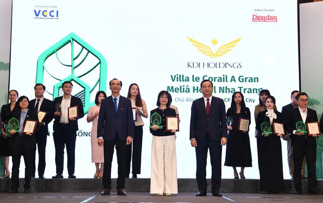 Ông Nguyễn Trùng Khánh – Cục trưởng Cục Du lịch Quốc gia Việt Nam và Nhà báo Nguyễn Linh Anh – Tổng Biên tập Tạp chí Diễn đàn Doanh nghiệp trao chứng nhận và kỷ niệm chương cho bà Nguyễn Hương Hoài - Giám đốc truyền thông và đối ngoại Tập đoàn KDI Holdings - đại diện Khu nghỉ dưỡng Villa Le Corail, A Gran Meliá Hotel Nha Trang. Ông Nguyễn Trùng Khánh – Cục trưởng Cục Du lịch Quốc gia Việt Nam và Nhà báo Nguyễn Linh Anh – Tổng Biên tập Tạp chí Diễn đàn Doanh nghiệp trao chứng nhận và kỷ niệm chương cho bà Nguyễn Hương Hoài - Giám đốc truyền thông và đối ngoại Tập đoàn KDI Holdings - đại diện Khu nghỉ dưỡng Villa Le Corail, A Gran Meliá Hotel Nha Trang.