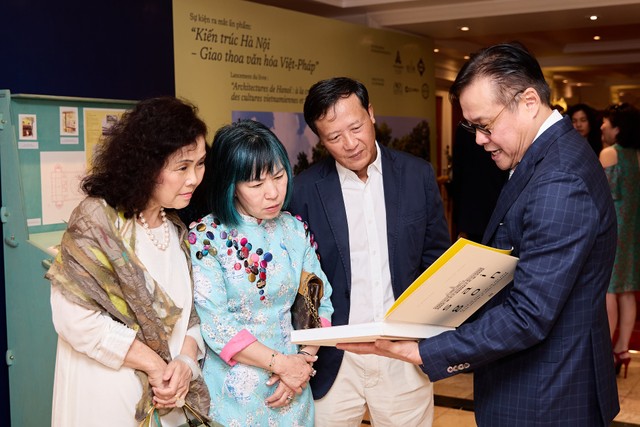 Các chuyên gia, khách mời hào hứng khám phá cuốn sách tại sự kiện. Ảnh: Sun Group Các chuyên gia, khách mời hào hứng khám phá cuốn sách tại sự kiện. Ảnh: Sun Group