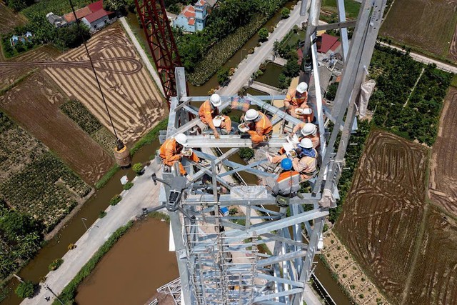 Công nhân tranh thủ ăn trưa tại chỗ để tiết kiệm thời gian.