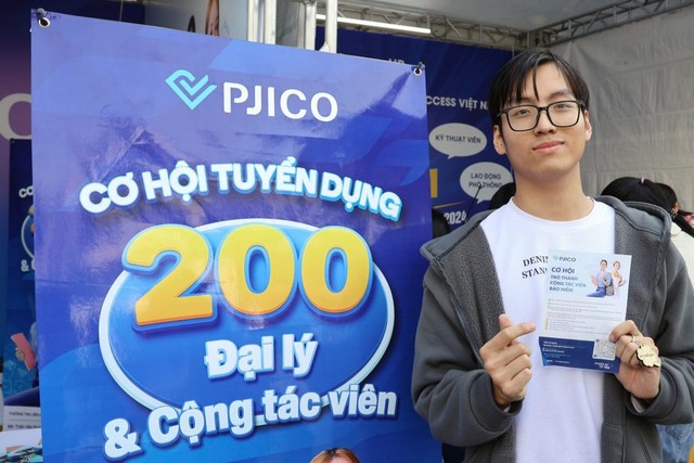 Gian hàng PJICO nhận được nhiều sự quan tâm và đăng ký ứng tuyển của sinh viên