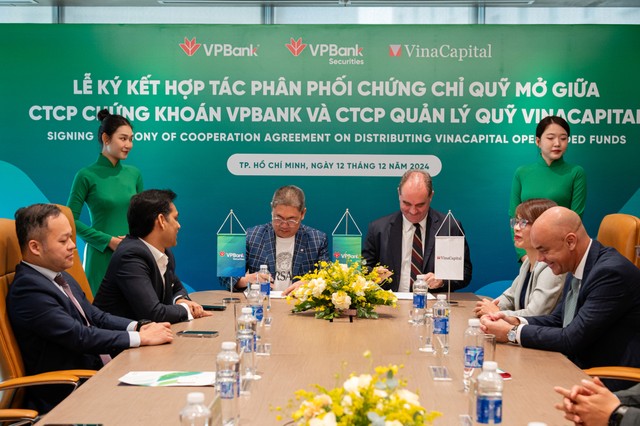 Chủ tịch VPBankS Vũ Hữu Điền (bên trái) và CEO Quản lý quỹ VinaCapital Brook Taylor ký kết văn bản hợp tác Chủ tịch VPBankS Vũ Hữu Điền (bên trái) và CEO Quản lý quỹ VinaCapital Brook Taylor ký kết văn bản hợp tác