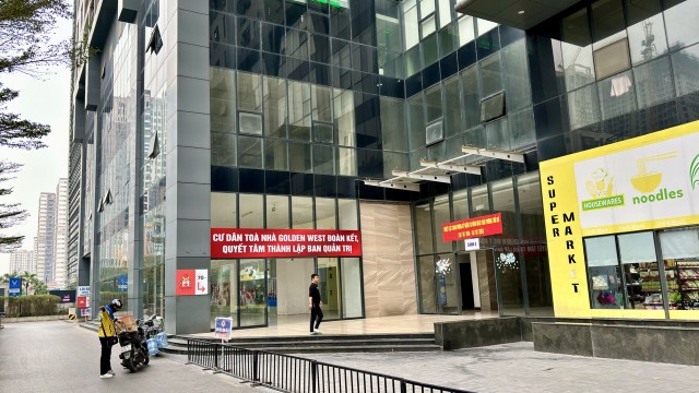 Hiện chung cư Golden vẫn chưa có ban quản trị, dù cư dân liên tục căng băng rôn kêu gọi. Ảnh: Thanh Vũ Hiện chung cư Golden vẫn chưa có ban quản trị, dù cư dân liên tục căng băng rôn kêu gọi. Ảnh: Thanh Vũ