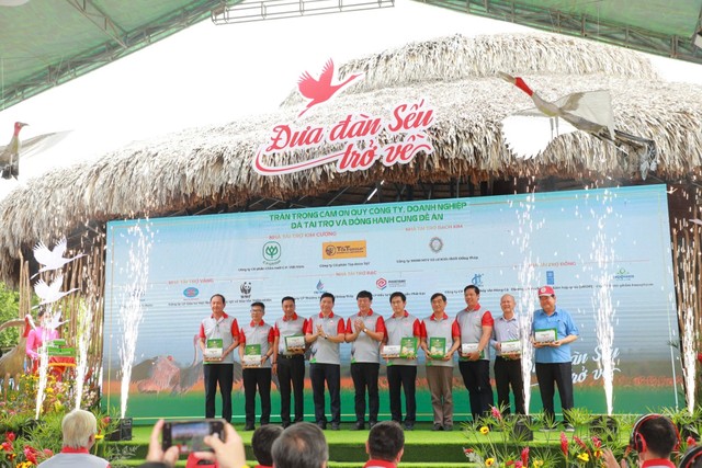 Ông Pawalit Ua-Amornwanit – Tổng giám đốc C.P. Việt Nam (thứ 5 từ phải sang) cùng với các nhà tài trợ nhận quà cảm ơn từ Bí thư Tỉnh ủy Lê Quốc Phong và Chủ tịch UBND Tỉnh - Phạm Thiện Nghĩa. Ông Pawalit Ua-Amornwanit – Tổng giám đốc C.P. Việt Nam (thứ 5 từ phải sang) cùng với các nhà tài trợ nhận quà cảm ơn từ Bí thư Tỉnh ủy Lê Quốc Phong và Chủ tịch UBND Tỉnh - Phạm Thiện Nghĩa.